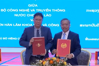 Giáo sư, Tiến sĩ Châu Văn Minh và Bộ trưởng Công nghệ và Truyền thông Lào Boviengkham Vongdara. (Ảnh: Trịnh Dũng)