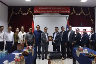 Đoàn đại biểu Hội Nhà báo Việt Nam làm việc với Báo Pasaxon, cơ quan ngôn luận của Trung ương Đảng Nhân dân Cách mạng Lào. (Ảnh: HẢI TIẾN)