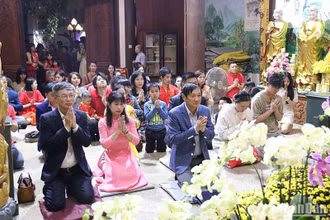 Người Việt tại Lào đi lễ giao thừa đón năm mới Giáp Thìn 2024. Ảnh: Hải Tiến