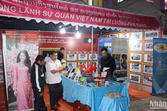 Người dân tham quan gian trưng bày của Tổng Lãnh sự quán Việt Nam tại Luang Prabang. (Ảnh: Hải Tiến)