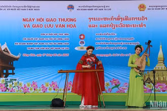 Tiết mục văn nghệ biểu diễn đàn bầu tại sự kiện. (Ảnh: Hải Tiến)