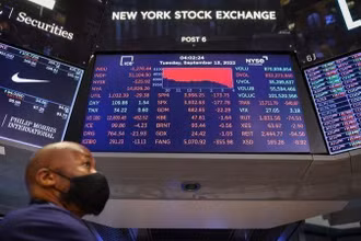 Bên trong Sàn giao dịch chứng khoán New York tại Mỹ, ngày 13/9. (Ảnh: Reuters)