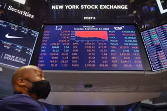Bên trong Sàn giao dịch chứng khoán New York tại Mỹ, ngày 13/9. (Ảnh: Reuters)