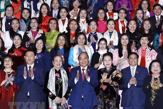 Chủ tịch nước Nguyễn Xuân Phúc, Thủ tướng Chính phủ Phạm Minh Chính, Chủ tịch Quốc hội Vương Đình Huệ, các lãnh đạo, nguyên lãnh đạo Đảng, Nhà nước với các nữ đại biểu. (Ảnh: TTXVN)