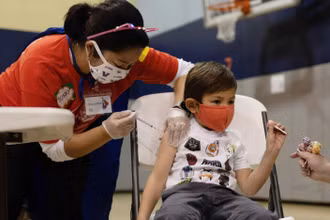 Tiêm vaccine ngừa Covid-19 cho trẻ em tại Mỹ. (Ảnh: Reuters)