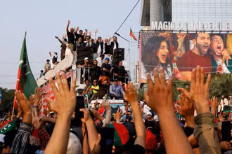 Ông Imran Khan cùng người ủng hộ ông trong cuộc tuần hành tại thành phố Lahore, ngày 28/10. (Ảnh: Reuters)