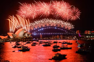 Màn pháo hoa đặc sắc trên Cảng Sydney trong đêm Giao thừa 2022. (Ảnh: Reuters)