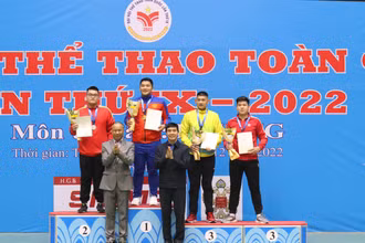 Ban Tổ chức trao huy chương cho các vận động viên.