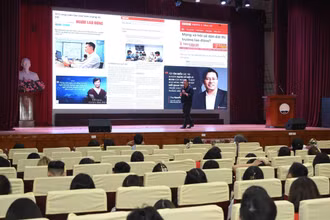 Hơn 100 sinh viên tham gia buổi chia sẻ tri thức tại Học viện Báo chí và Tuyên truyền. 