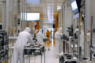 Công nhân làm việc trong nơi sản xuất chất bán dẫn của SkyWater Technology Inc tại bang Minnesota, Mỹ, tháng 4/2022. (Ảnh: SkyWater Technology/Reuters)