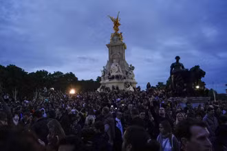 Khung cảnh bên ngoài Cung điện Buckingham sau khi Nữ hoàng băng hà. (Ảnh: Reuters)