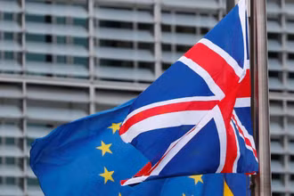 Cờ của Anh và của EU. (Ảnh: Reuters)
