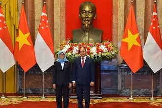 Chủ tịch nước Nguyễn Xuân Phúc và Tổng thống Singapore Halimah Yacob chụp ảnh chung tại lễ đón. (Ảnh: Thủy Nguyên)