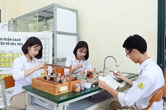 Trường THPT Phan Huy Chú, quận Đống Đa (Hà Nội) là một trong những trường chuyển sang tự chủ tài chính thành công. (Trong ảnh: Giờ thực hành của học sinh Trường THPT Phan Huy Chú.) (Ảnh: HÀ THU)