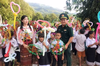 Các cháu cùng nhận quà Trung thu.