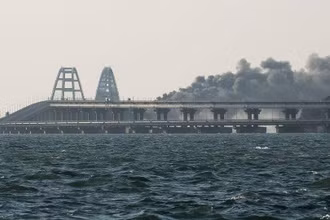 Khói bốc lên sau khi một xe tải nổ tung trên cầu Crimea. (Ảnh: Reuters)