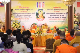 Quang cảnh lễ kỷ niệm tại chùa Phật Tích ở Vientiane sáng 24/9. (Ảnh: Trịnh Dũng)