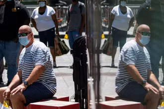 Người dân đeo khẩu trang để phòng chống Covid-19 trong đợt bùng phát dịch tháng 7/2021 tại New York, Mỹ. (Ảnh: Reuters)