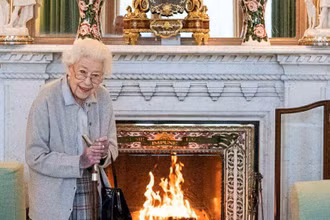 Nữ hoàng Elizabeth II trong lúc chờ bà Liz Truss tại Lâu đài Balmoral, ngày 6/9/2022. (Ảnh: Reuters)