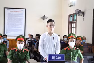 Bị cáo Nguyễn Đức Hùng tại phiên xét xử sơ thẩm sáng 13/7/2022 tại Tòa án nhân dân tỉnh Hà Tĩnh.