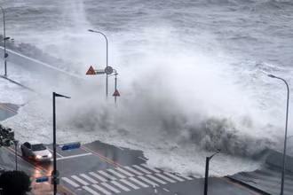 Sóng lớn tràn vào đường ven biển tại thành phố Busan, Hàn Quốc, ngày 6/9/2022. (Ảnh: Yonhap)