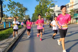 Các vận động viên tham gia Giải Marathon Đất Sen hồng Đồng Tháp 2022 đang chạy trên địa bàn thành phố Cao Lãnh. (Ảnh: HỮU NGHĨA)