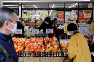 Người dân mua sắm trong siêu thị tại Tokyo, tháng 3/2020. (Ảnh: Reuters)