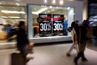 Black Friday là ngày hội giảm giá lớn nhất trong năm tại Mỹ. (Ảnh: Reuters)