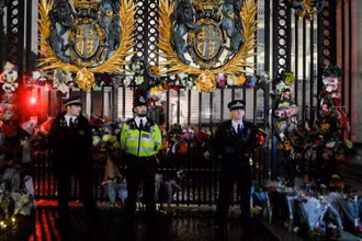 Cổng vào Cung điện Buckingham sau khi Nữ hoàng qua đời. (Ảnh: Reuters)