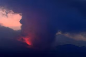 Hình ảnh từ camera ghi lại cảnh núi lửa Sakurajima phun trào, ngày 24/7/2022. (Nguồn: Kyodo)