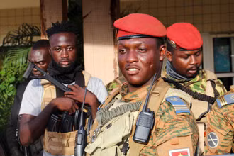 Đại úy Ibrahim Traore chính thức được chỉ định làm Tổng thống Burkina Faso. (Ảnh: Reuters)