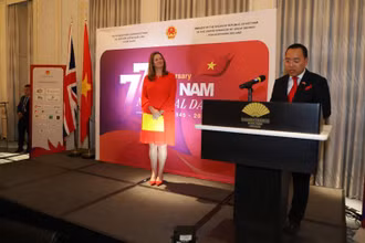 Đại sứ Việt Nam Nguyễn Hoàng Long phát biểu khai mạc Lễ kỷ niệm 77 năm Quốc khánh Việt Nam tại Vương quốc Anh. (Ảnh: TTXVN)