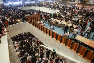 Người biểu tình ủng hộ giáo sĩ Hồi giáo dòng Shiite Moqtada al-Sadr xông vào tòa nhà Quốc hội Iraq ở thủ đô Baghdad, ngày 30/7/2022. (Ảnh: AFP/TTXVN)