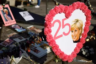 Người dân đặt hoa và ảnh tưởng nhớ Công nương Diana tại Paris, Pháp. (Ảnh: Reuters)
