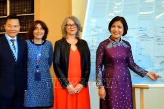 Đại sứ Lê Thị Tuyết Mai, Trưởng Phái đoàn Việt Nam tại Geneva ký tên vào tấm áp-phích Hiến chương Liên hợp quốc. (Ảnh: TTXVN)