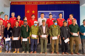Tặng quà cho người dân có hoàn cảnh khó khăn bị ảnh hưởng bởi thiên tai ở xã Ba Xa, huyện miền núi Ba Tơ (Quảng Ngãi).