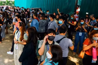 Nhân viên sơ tán khỏi trụ sở làm việc sau khi xuất hiện động đất tại thành phố Quezon, Philippines, ngày 27/7. (Ảnh: AP)