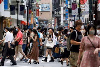 Nhật Bản đang trải qua làn sóng lây nhiễm thứ 7. (Ảnh: Reuters)