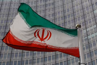 Cờ của Iran trước trụ sở của IAEA tại Vienna, Áo, tháng 9/2019. (Ảnh: Reuters)