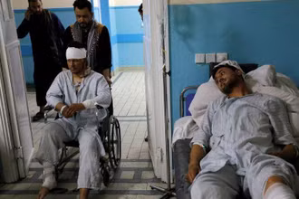 Những người bị thương sau vụ đánh bom gần cổng vào Đại sứ quán Nga tại Afghanistan. (Ảnh: Reuters)