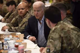 Tổng thống Joe Biden (giữa) thăm các binh sĩ thuộc Sư đoàn không vận số 82 đang làm nhiệm vụ tại Ba Lan, ở thành phố Rzeszow, ngày 25/3/2022. (Ảnh: AFP/TTXVN)