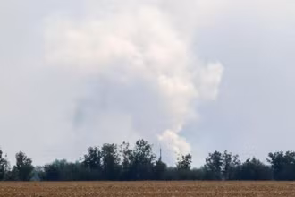 Khói bốc lên sau vụ nổ tại khu dân cư ở vùng Dzhankoy, ngày 16/8. (Ảnh: Reuters)