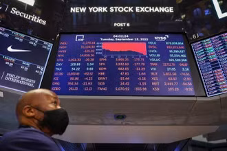 Bên trong Sàn giao dịch chứng khoán New York tại Mỹ, ngày 13/9. (Ảnh: Reuters)