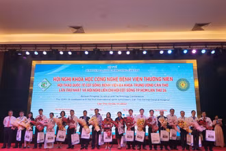 Ban Tổ chức tặng hoa cho các địa biểu tham gia Hội nghị và Hội thảo.