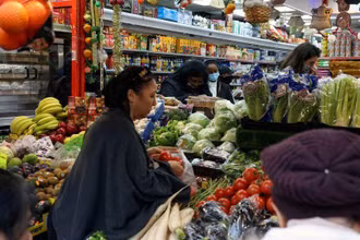 Người dân mua sắm bên trong một siêu thị tại London. (Ảnh: Reuters)