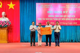 Bộ Tư lệnh Cảnh sát biển Việt Nam tặng 200 suất quà (mỗi suất trị giá 1 triệu đồng) cho các gia đình chính sách và ngư dân có hoàn cảnh khó khăn trên địa bàn tỉnh Bình Định. 