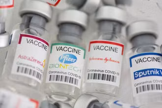 Ảnh minh họa các loại vaccine ngừa Covid-19. (Ảnh: Reuters)