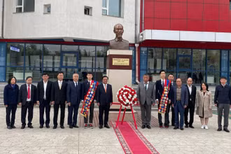 Bộ trưởng Lê Minh Hoan và Đoàn công tác chụp ảnh lưu niệm trước tượng Bác. (Ảnh: Đại sứ quán Việt Nam tại Mông Cổ cung cấp)