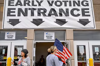 Cử tri bỏ phiếu tại thành phố Columbus, bang Ohio, Mỹ, ngày 1/11. (Ảnh: Reuters)