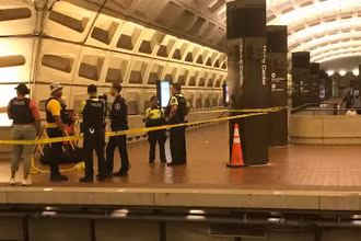 Cảnh sát đang điều tra vụ việc trong nhà ga Metro Center. (Ảnh: The Washington Post)
